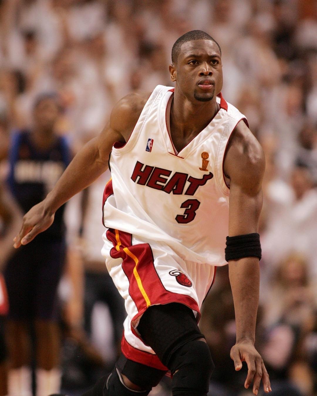 埃迪·豪：球队没有足够球员进行轮换，欧冠目标是晋级淘汰赛（埃迪·豪：阵容深度不足难以轮换，欧冠目标锁定淘汰赛席位）