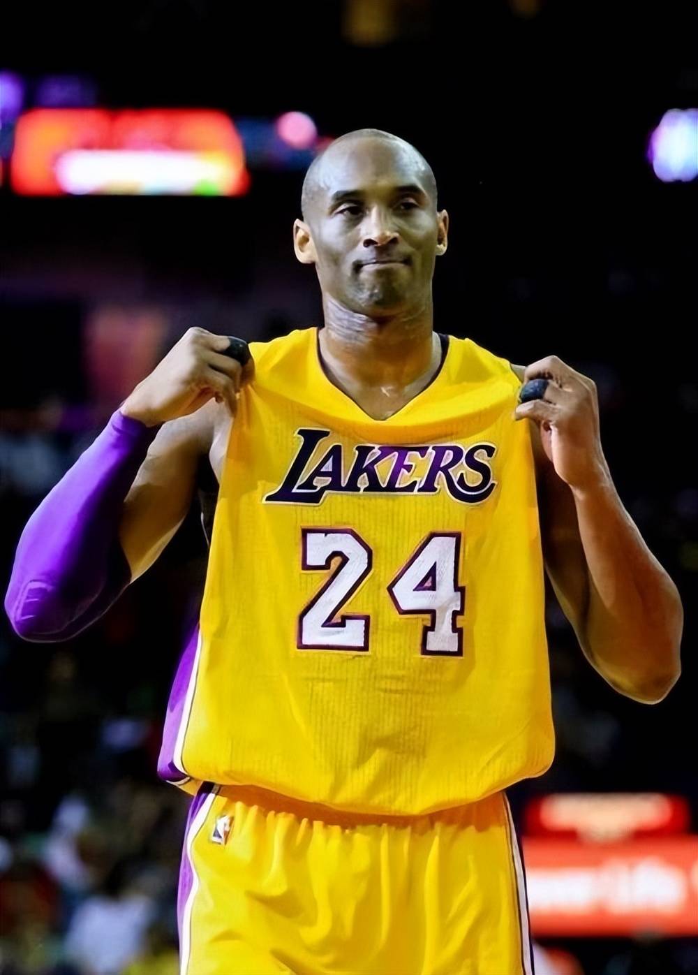 尤文大巴玻璃再次被洪水球迷砸碎！（尤文大巴车窗再度遭洪水球迷砸碎）