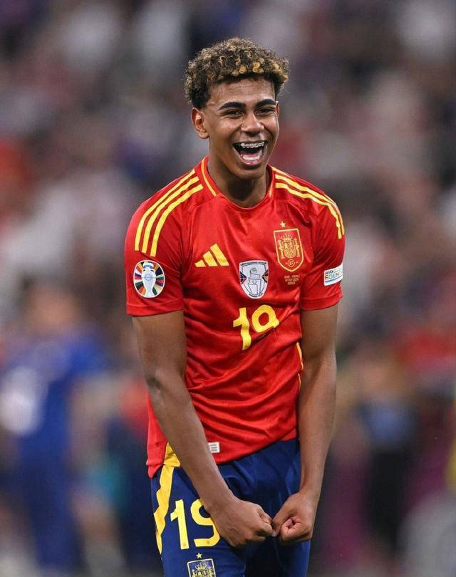 为迎接梅西到访，印度加尔各答街头正在建造梅西的雕像（印度加尔各答为迎梅西来访，街头兴建梅西雕像）