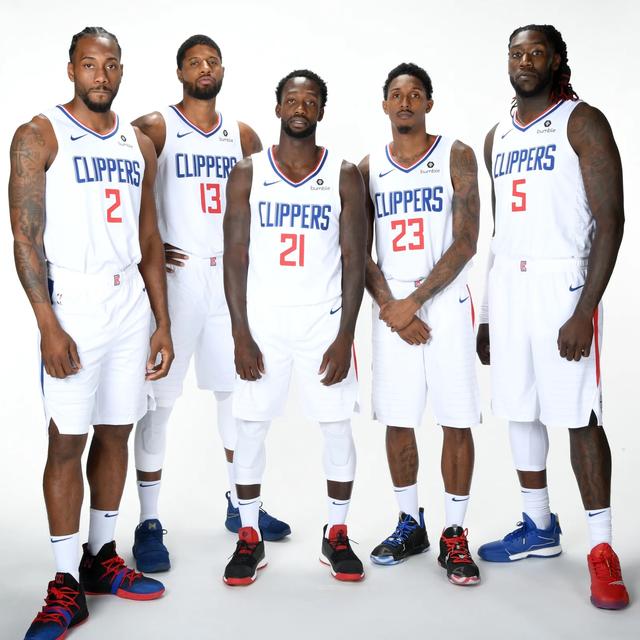 锡安在半场的表现令人印象深刻，他凭借出色的得分能力，在短短的半场时间内便取得了11分的高分。（锡安半场高效砍下11分，表现抢眼）