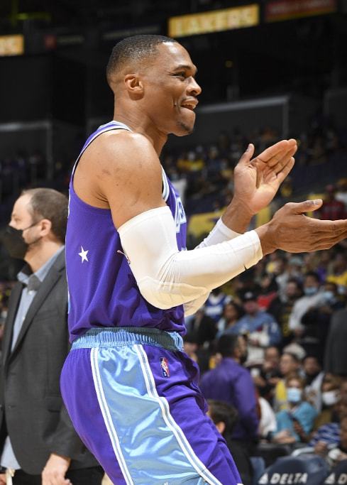 BBC：富安健洋周二接受体检，与阿贾克斯签约到赛季结束（BBC：富安健洋周二体检，将与阿贾克斯签至本赛季末）