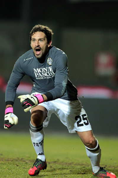 孔蒂：球迷应忽略球队的谣言；欧洲裁判比意甲好？我不聊这个（孔蒂：请球迷无视球队谣言；欧洲裁判优于意甲？不予置评）