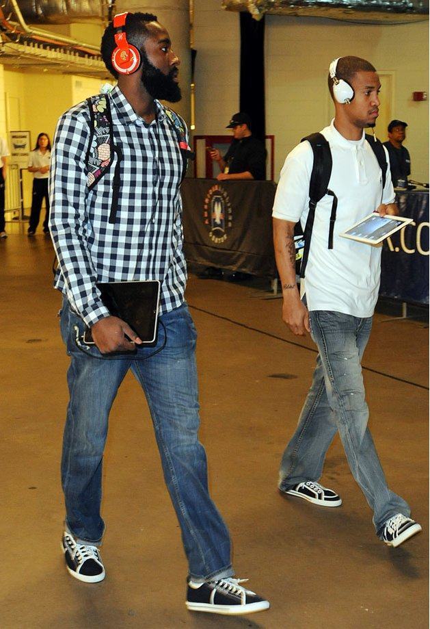 足球报：本土教练担纲国足主帅的可能性大增，邵佳一已报名（足球报：国足主帅更可能由本土教练出任，邵佳一已递交报名）