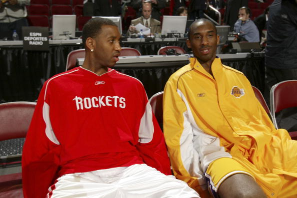 AC米兰主场3-2逆转都灵，40岁魔笛全场发挥，助力球队重返榜首，展现强大实力与斗志。（AC米兰3-2主场翻盘都灵，40岁魔笛统治全场，红黑军团重返榜首）