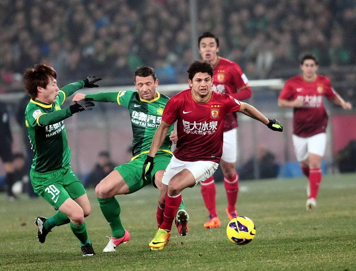 记者：皇马更衣室很团结，球员私下进行了交流以保持竞技表现（记者称皇马队内氛围融洽，球员私下沟通以维持竞技状态）