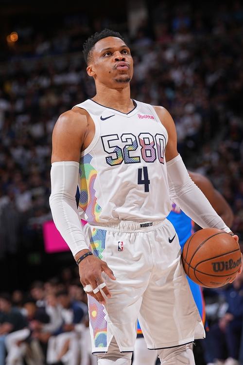 足球中超球队进入封闭训练，外界高度关注（中超球队启动封闭训练，引发外界热切关注）